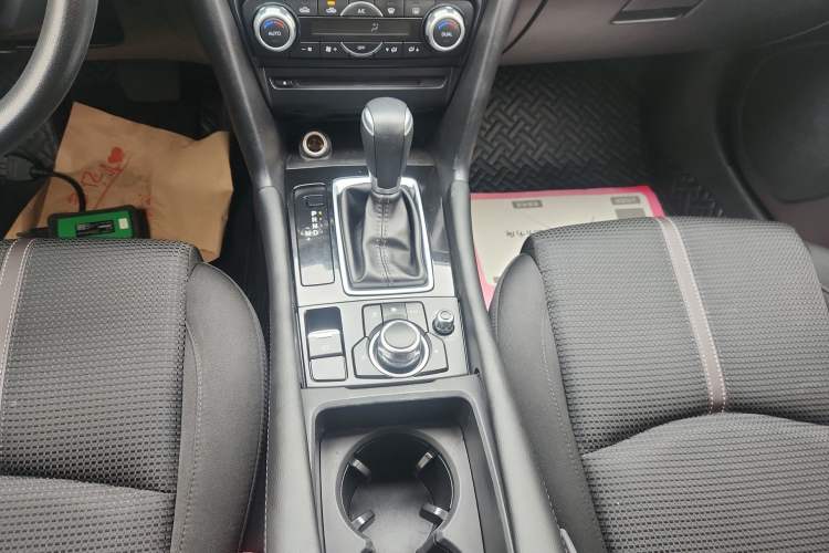 Used Mazda 3 Axela 2017 Sedan 1.5L Automatic Luxury Model China VI Standard Gear Lever
