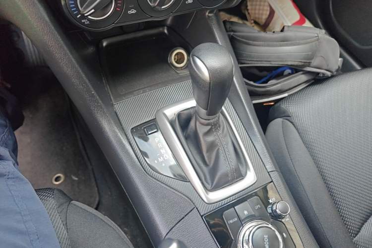 Used Mazda 3 Axela 2017 Sedan 1.5L Automatic Comfort Model Emission Standard China V Gear Lever