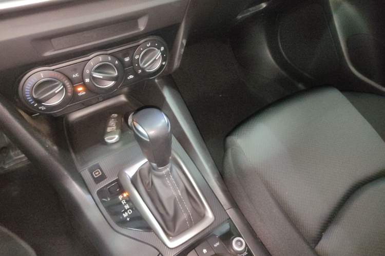 Used Mazda 3 Axela 2017 Sedan 1.5L Automatic Comfort Model Emission Standard China V Gear Lever