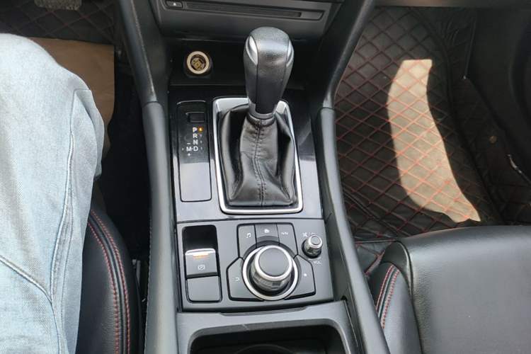 Used Mazda 3 Axela 2017 Sedan 1.5L Automatic Luxury Model Emission Standard China V Gear Lever