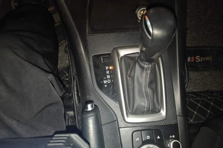 Used Mazda 3 Axela 2017 Hatchback 1.5L Automatic Comfort Model Emission Standard China V Gear Lever