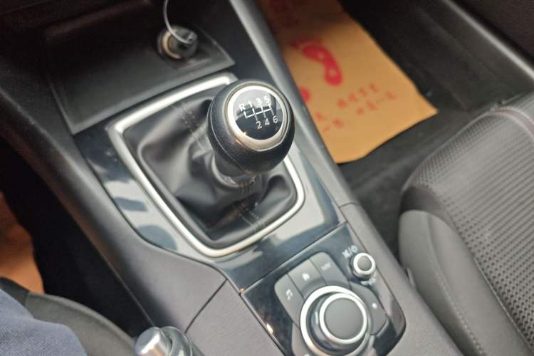 Used Mazda 3 Axela 2017 Sedan 1.5L Manual Luxury Model Emission Standard China V Gear Lever