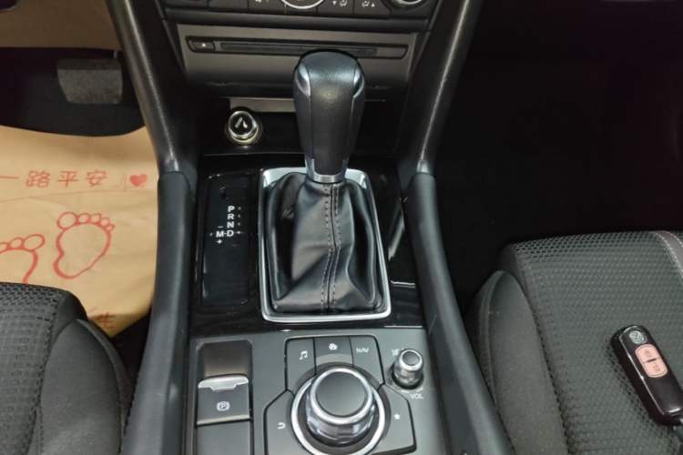 Used Mazda 3 Axela 2017 Hatchback 1.5L Automatic Luxury Model Emission Standard China V Gear Lever