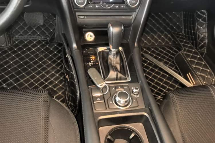 Used Mazda 3 Axela 2017 Sedan 1.5L Automatic Luxury Model Emission Standard China V Gear Lever