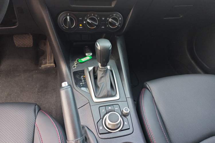 Used Mazda 3 Axela 2017 Sedan 1.5L Automatic Comfort Model Emission Standard China V Gear Lever