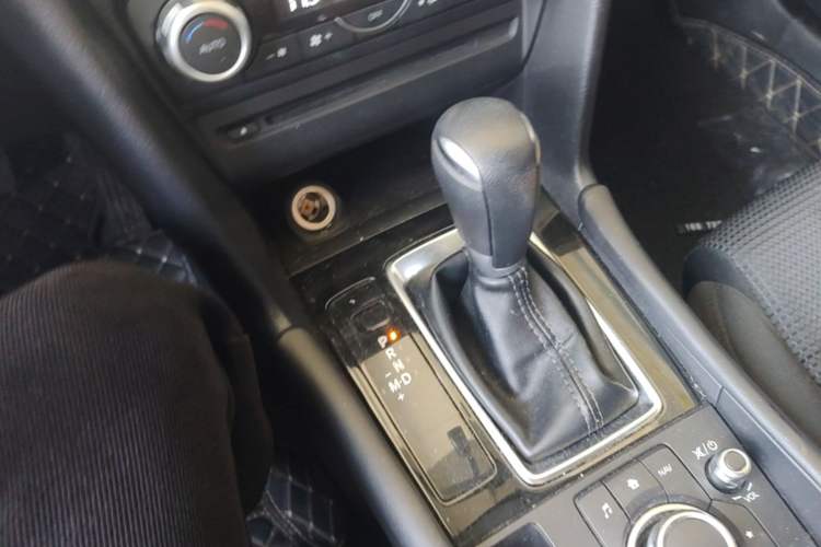 Used Mazda 3 Axela 2017 Sedan 1.5L Automatic Luxury Model Emission Standard China V Gear Lever