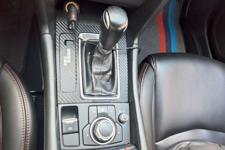 Used Mazda 3 Axela 2017 Sedan 1.5L Automatic Luxury Model Emission Standard China V Gear Lever