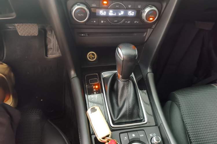 Used Mazda 3 Axela 2017 Sedan 1.5L Automatic Luxury Model Emission Standard China V Gear Lever