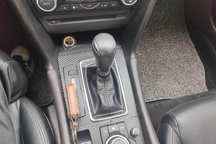 Used Mazda 3 Axela 2017 Hatchback 2.0L Automatic Sport Model China V Emission Standard Gear Lever