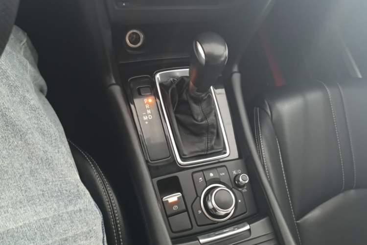 Used Mazda 3 Axela 2017 Sedan 1.5L Automatic Luxury Model Emission Standard China V Gear Lever
