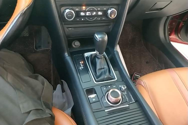 Used Mazda 3 Axela 2017 Sedan 1.5L Automatic Luxury Model Emission Standard China V Gear Lever
