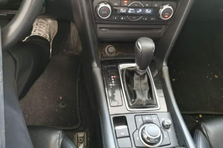 Used Mazda 3 Axela 2017 Sedan 1.5L Automatic Luxury Model Emission Standard China V Gear Lever
