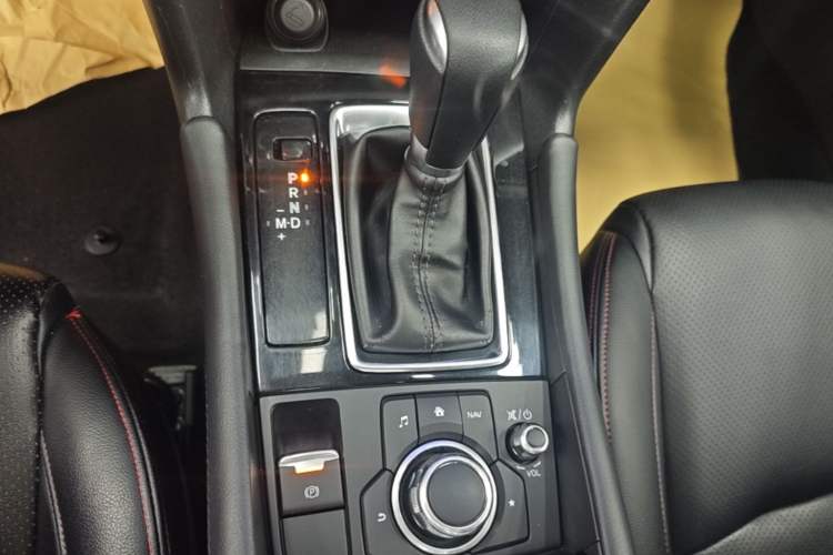 Used Mazda 3 Axela 2017 Sedan 1.5L Automatic Luxury Model Emission Standard China V Gear Lever
