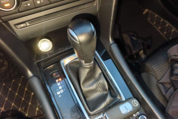 Used Mazda 3 Axela 2017 Hatchback 1.5L Automatic Luxury Model Emission Standard China V Gear Lever