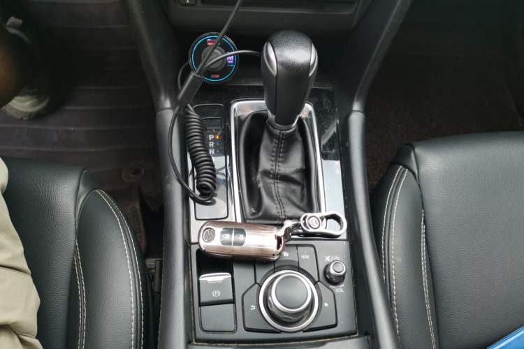 Used Mazda 3 Axela 2017 Hatchback 1.5L Automatic Luxury Model Emission Standard China V Gear Lever