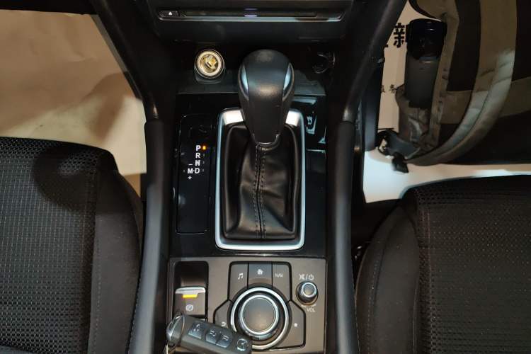 Used Mazda 3 Axela 2017 Sedan 1.5L Automatic Luxury Model Emission Standard China V Gear Lever