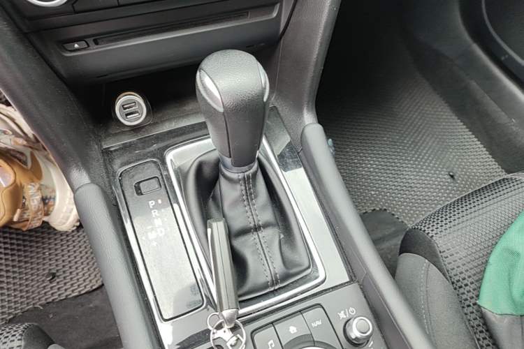 Used Mazda 3 Axela 2017 Sedan 1.5L Automatic Luxury Model China VI Standard Gear Lever