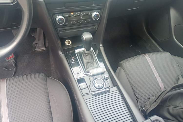 Used Mazda 3 Axela 2017 Sedan 1.5L Automatic Luxury Model Emission Standard China V Gear Lever
