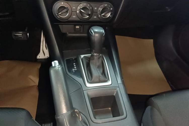 Used Mazda 3 Axela 2017 Hatchback 1.5L Automatic Comfort Model Emission Standard China V Gear Lever
