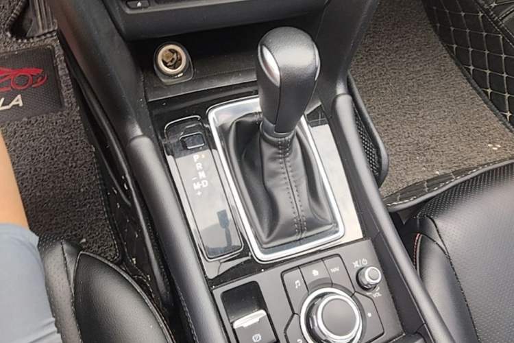 Used Mazda 3 Axela 2017 Sedan 1.5L Automatic Luxury Model Emission Standard China V Gear Lever