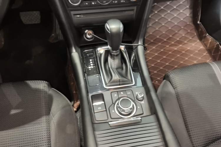 Used Mazda 3 Axela 2017 Sedan 1.5L Automatic Luxury Model Emission Standard China V Gear Lever