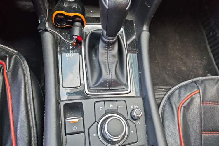 Used Mazda 3 Axela 2017 Sedan 1.5L Automatic Luxury Model Emission Standard China V Gear Lever