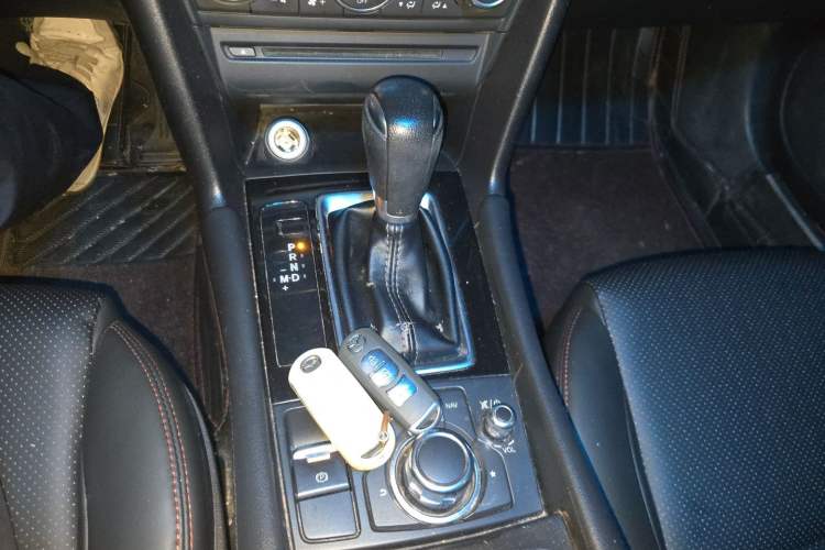 Used Mazda 3 Axela 2017 Sedan 1.5L Automatic Luxury Model China VI Standard Gear Lever