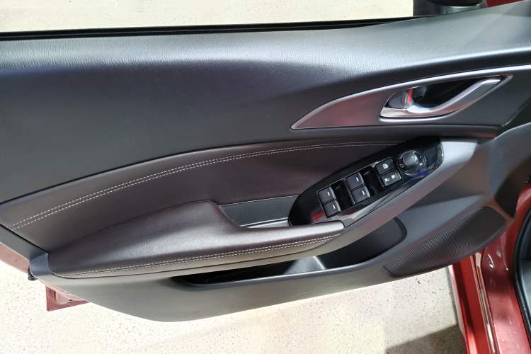 Used Mazda 3 Axela 2017 Hatchback 2.0L Automatic Sport Model China V Emission Standard Interior 4