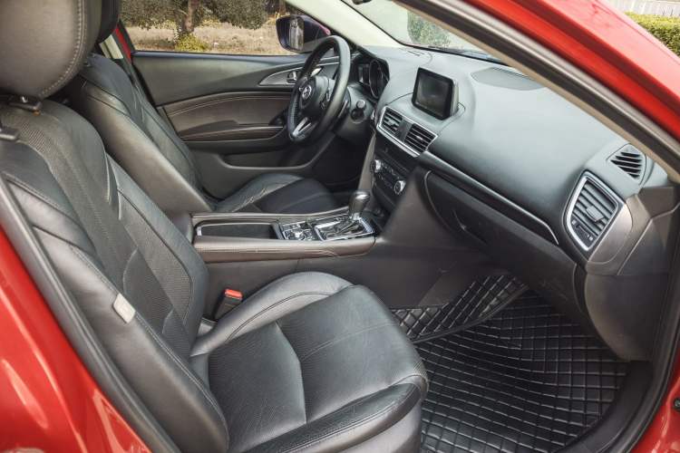 Used Mazda 3 Axela 2017 Hatchback 2.0L Automatic Sport Model China V Emission Standard Interior 6