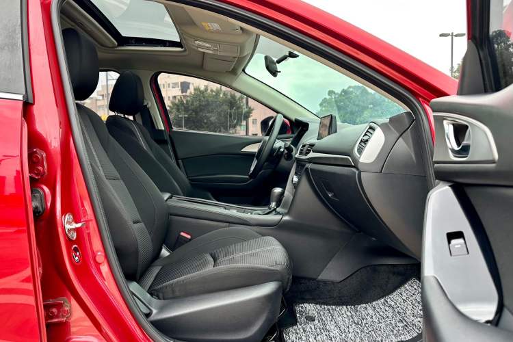 Used Mazda 3 Axela 2017 Sedan 1.5L Automatic Luxury Model China VI Standard Interior 8