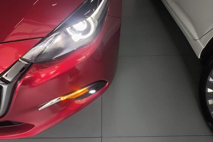 Used Mazda 3 Axela 2017 Hatchback 2.0L Automatic Luxury Model Emission Standard China V Left Front Headlight