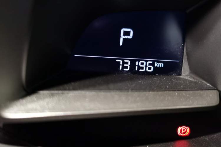 Used Mazda 3 Axela 2017 Hatchback 2.0L Automatic Sport Model China V Emission Standard Odometer Close Up