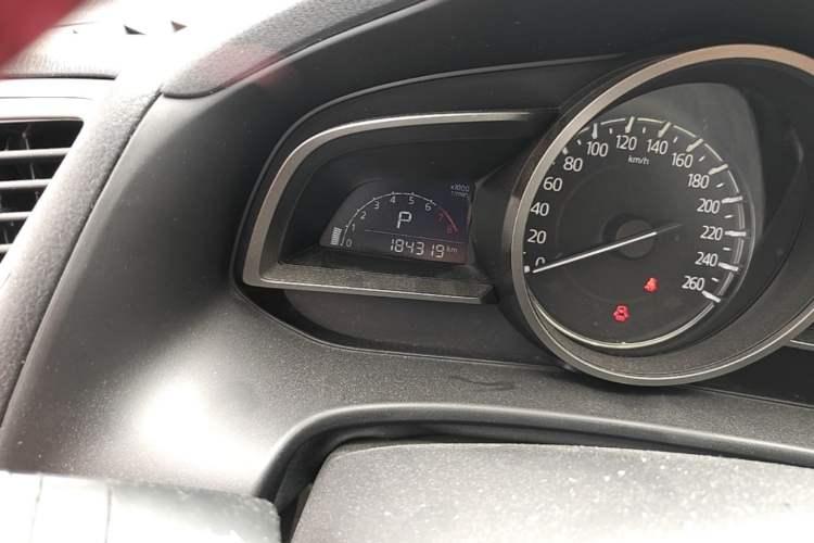 Used Mazda 3 Axela 2017 Sedan 1.5L Automatic Luxury Model Emission Standard China V Odometer Close Up