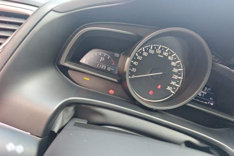 Used Mazda 3 Axela 2017 Sedan 1.5L Automatic Luxury Model Emission Standard China V Odometer Close Up