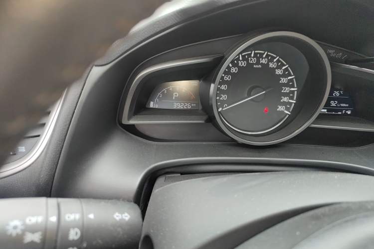 Used Mazda 3 Axela 2017 Hatchback 2.0L Automatic Luxury Model China VI Standard Odometer Close Up