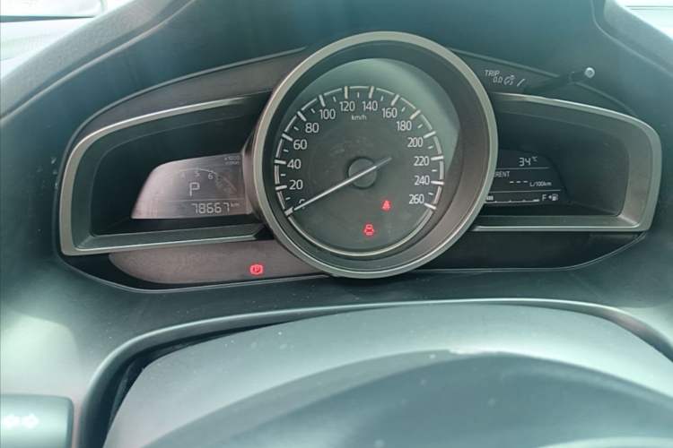 Used Mazda 3 Axela 2017 Sedan 1.5L Automatic Luxury Model Emission Standard China V Odometer Close Up
