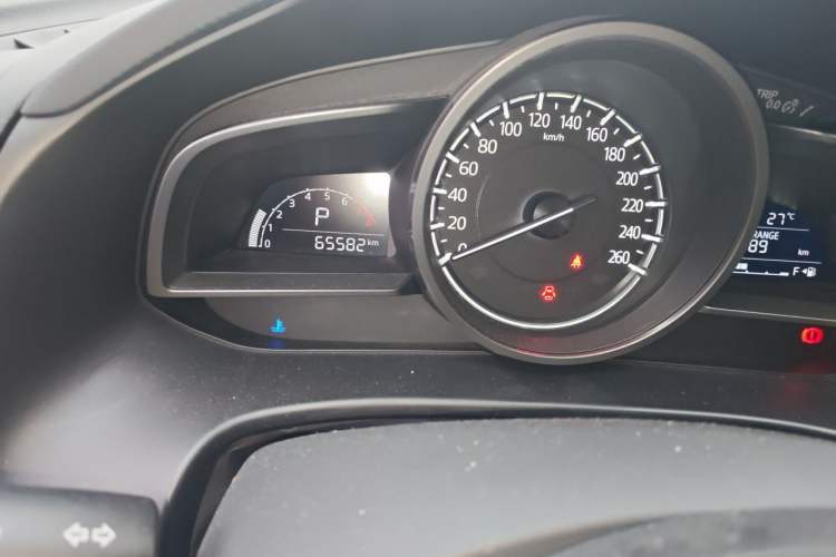 Used Mazda 3 Axela 2017 Sedan 1.5L Automatic Comfort Model Emission Standard China V Odometer Close Up