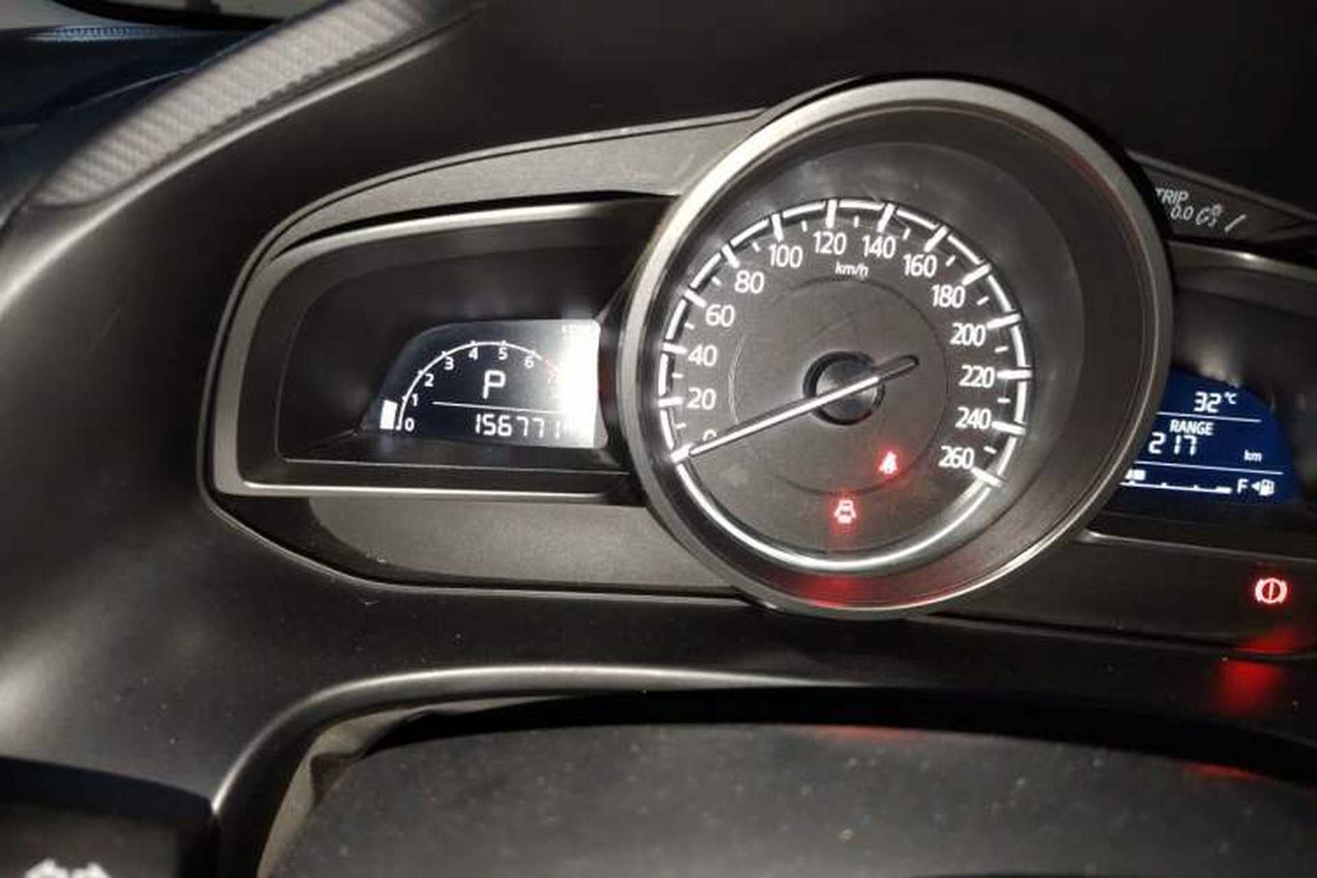 Used Mazda 3 Axela 2017 Sedan 1.5L Automatic Comfort Model Emission Standard China V Odometer Close Up