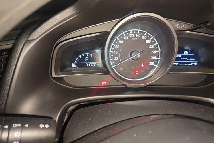 Used Mazda 3 Axela 2017 Hatchback 1.5L Automatic Luxury Model Emission Standard China V Odometer Close Up