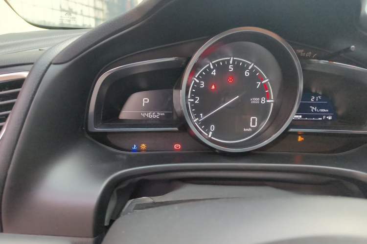 Used Mazda 3 Axela 2017 Hatchback 2.0L Automatic Sport Model China V Emission Standard Odometer Close Up