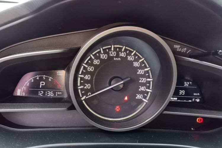 Used Mazda 3 Axela 2017 Sedan 1.5L Automatic Comfort Model Emission Standard China V Odometer Close Up