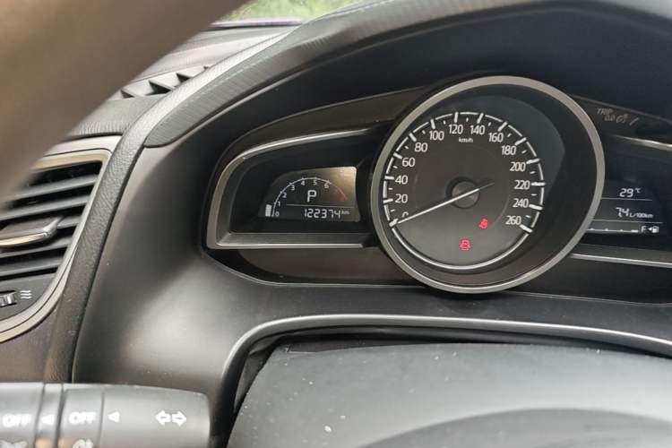 Used Mazda 3 Axela 2017 Sedan 1.5L Automatic Comfort Model Emission Standard China V Odometer Close Up