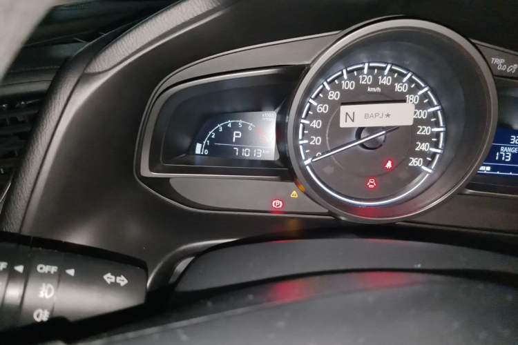 Used Mazda 3 Axela 2017 Sedan 1.5L Automatic Luxury Model Emission Standard China V Odometer Close Up