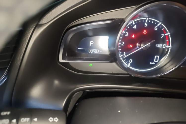 Used Mazda 3 Axela 2017 Hatchback 2.0L Automatic Sport Model China V Emission Standard Odometer Close Up