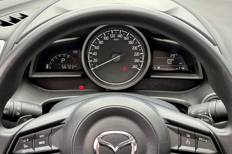 Used Mazda 3 Axela 2017 Sedan 1.5L Automatic Luxury Model China VI Standard Odometer Close Up