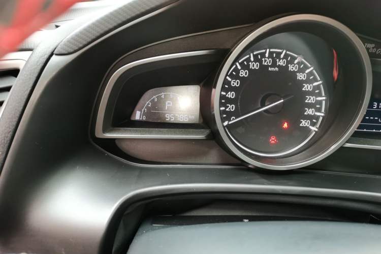 Used Mazda 3 Axela 2017 Sedan 1.5L Automatic Luxury Model Emission Standard China V Odometer Close Up