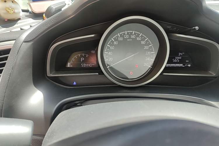 Used Mazda 3 Axela 2017 Sedan 1.5L Automatic Luxury Model Emission Standard China V Odometer Close Up