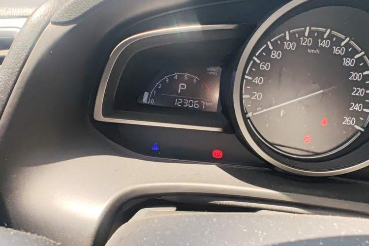 Used Mazda 3 Axela 2017 Sedan 1.5L Automatic Luxury Model Emission Standard China V Odometer Close Up