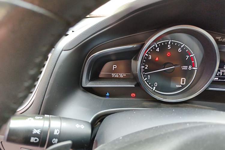 Used Mazda 3 Axela 2017 Hatchback 2.0L Automatic Sport Model China V Emission Standard Odometer Close Up
