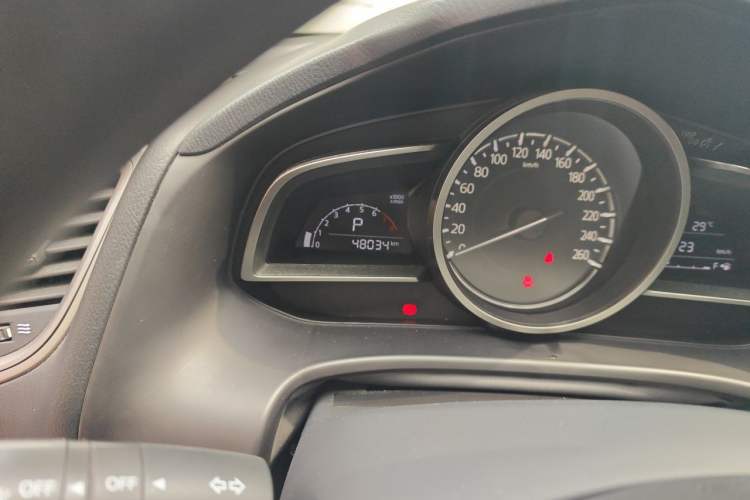 Used Mazda 3 Axela 2017 Sedan 1.5L Automatic Luxury Model Emission Standard China V Odometer Close Up